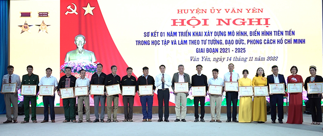 Huyện ủy Văn Yên đã biểu dương, khen thưởng 33 tập thể, 38 cá nhân điển hình tiên tiên tiến trong học tập, làm theo tư tưởng, đạo đức, phong cách Hồ Chí Minh năm 2022. 
