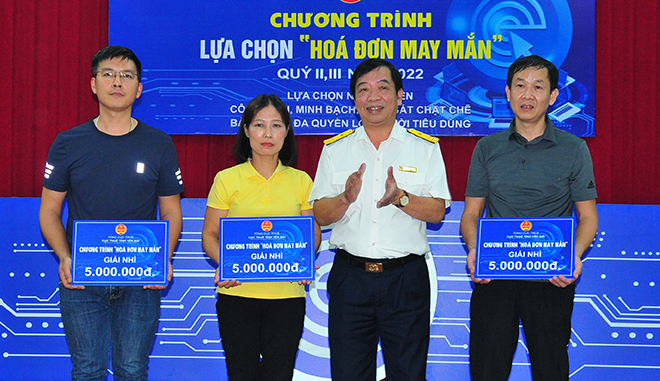 Đồng chí Nguyễn Hùng Sơn – Phó cục trưởng Cục Thuế tỉnh Yên Bái trao giải Nhì quý II/2022 “Hóa đơn may mắn” cho cá nhân đạt giải.