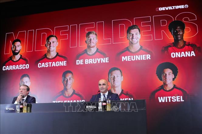 HLV đội tuyển bóng đá quốc gia Bỉ Roberto Martinez (phải) công bố danh sách 26 cầu thủ chính thức (trên màn hình) tham gia World Cup 2022, trong cuộc họp báo ở Tubize ngày 10/11/2022.