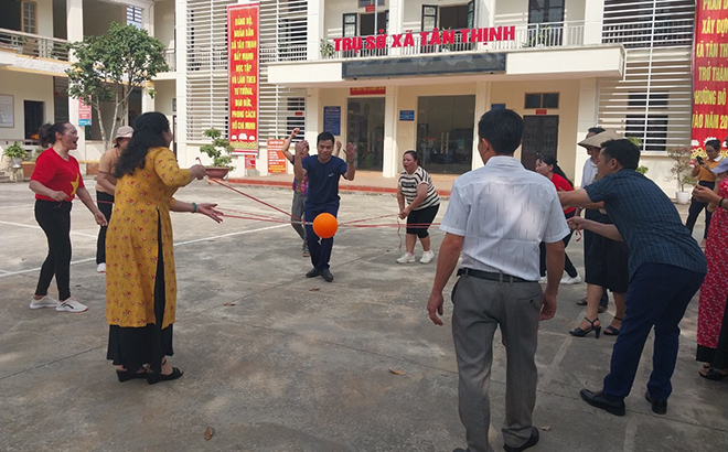 Nhân dân thôn Thanh Hùng, xã Tân Thịnh tham gia các trò chơi dân gian trong Ngày hội Đại đoàn kết toàn dân tộc.