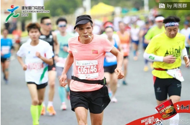 Vận động viên 50 tuổi người Trung Quốc Chen gây chú ý khi hút thuốc trong lúc chạy marathon.