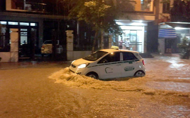 Ngập úng trong thành phố Yên Bái khi mưa lớn.