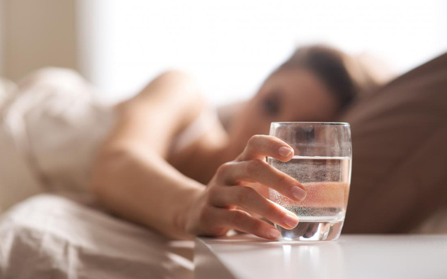 Lợi ích và tác hại của uống nước trước khi ngủ
Uống nước trước khi đi ngủ có thể mang lại nhiều lợi ích cho sức khỏe của bạn nhưng cũng có thể gây ra một số tác hại nhất định. Lợi ích bao gồm giúp giấc ngủ sâu và giúp cơ thể bạn đủ nước trong khi tác hại bao gồm gây ra ngủ không ngon giấc hoặc tiểu nhiều lần trong đêm. Hãy tìm hiểu những lợi ích và tác hại của uống nước trước khi ngủ để biết cách sử dụng đúng cách.