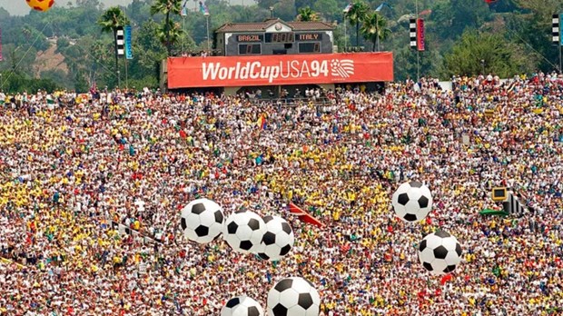 Người hâm mộ bóng đá bên trong sân vận động Rose Bowl trước trận chung kết Word Cup giữa Brazil và Italy, ở Pasadena, California, Hoa Kỳ, ngày 17/7/1994.