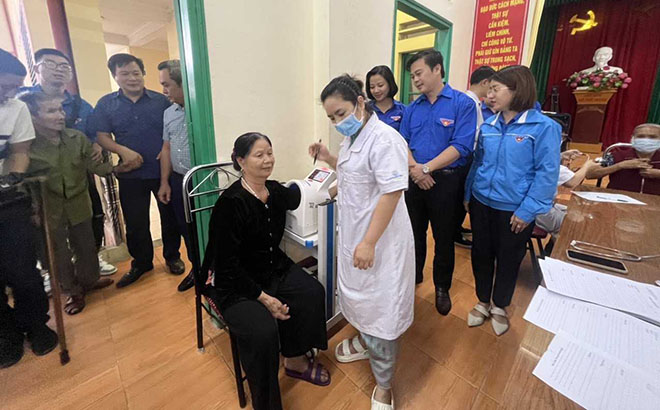 Đoàn công tác tổ chức khám chữa bệnh miễn phí cho nhân dân xã Cát Thịnh, huyện Văn Chấn.