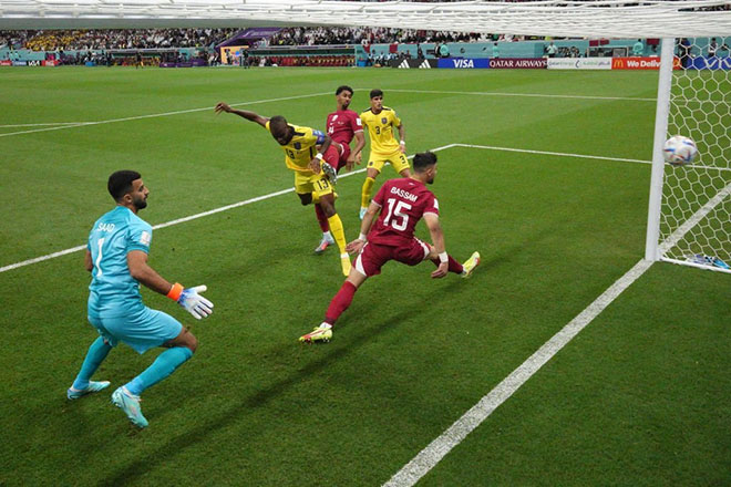Tình huống ghi bàn gây tranh cãi của cầu thủ Ecuador