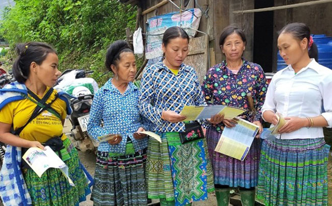 Phụ nữ dân tộc Mông, tỉnh Yên Bái tìm hiểu kiến thức về hôn nhân và gia đình.