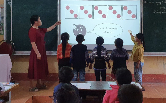 Một giờ học của cô và trò Trường Phổ thông Dân tộc bán trú Tiểu học và THCS Chế Cu Nha, huyện Mù Cang Chải.
