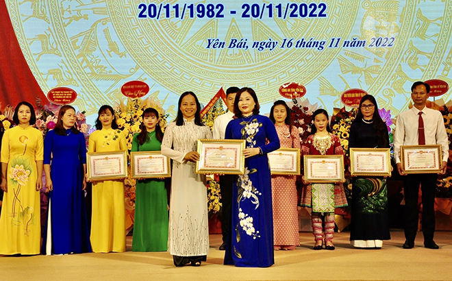 Cô Bùi Thị Huyền (bên trái) nhận Bằng khen của UBND tỉnh nhân dịp kỷ niệm 40 năm Ngày Nhà giáo Việt Nam.