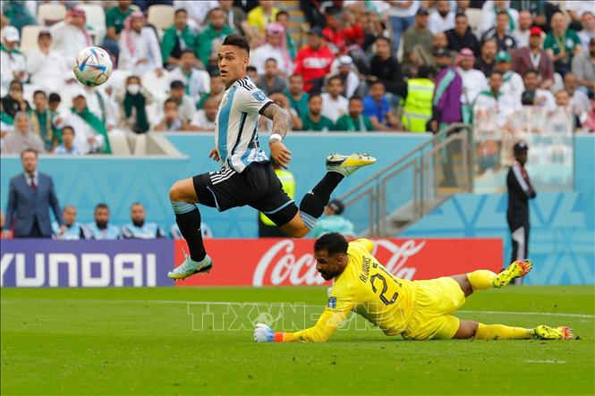 Từ đường chọc khe của Gomez, tiền đạo Lautaro Martinez (trái) của Argentina thoát xuống bấm bóng qua đầu thủ môn Saudi Arabia. Bóng lăn vào lưới, nhưng VAR xác định Martinez việt vị trong gang tấc.