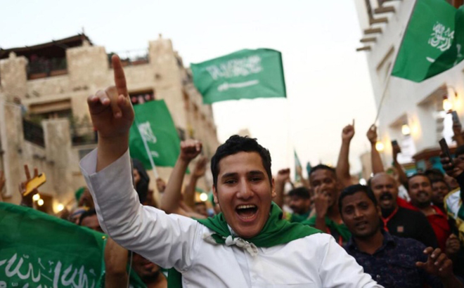 Người dân Ả Rập Xê Út ăn mừng chiến thắng của đội tuyển.