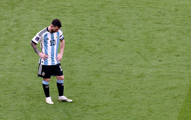 Messi tỏ ra chán chường sau một bàn thua trong trận Argentina thua ngược Saudi Arabia ngày 22-11.