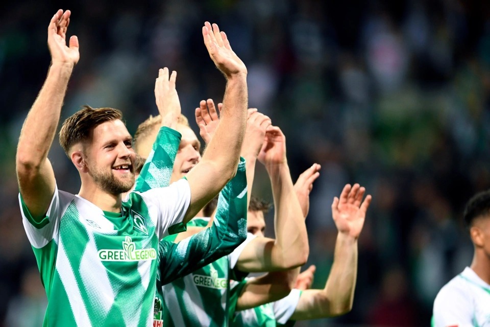 Fullkrug cùng đồng đội Bremen mừng chiến thắng tại Bundesliga mùa này. Anh nổi tiếng với hàm răng mất một chiếc và tài nghệ săn bàn trước khi lên tuyển Đức dự World Cup 2022.