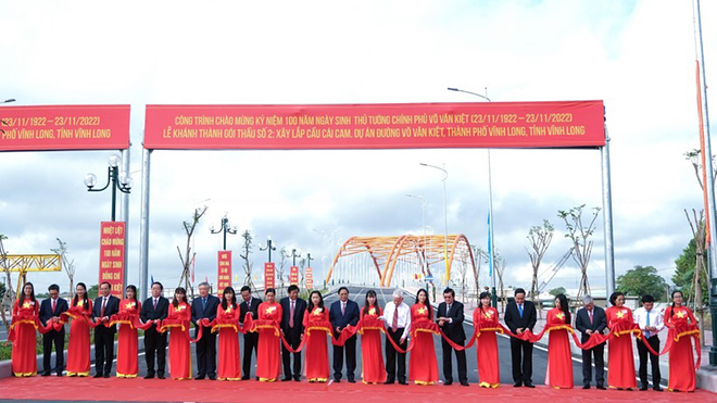 Thủ tướng Phạm Minh Chính cùng đại biểu cắt băng khánh thành Cầu Cái Cam 2, tỉnh Vĩnh Long.