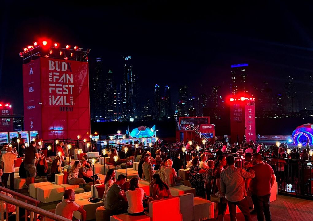 Người hâm mộ tập trung ở địa điểm theo dõi bóng đá của FIFA BudX ở Dubai, UAE hôm 20/11.