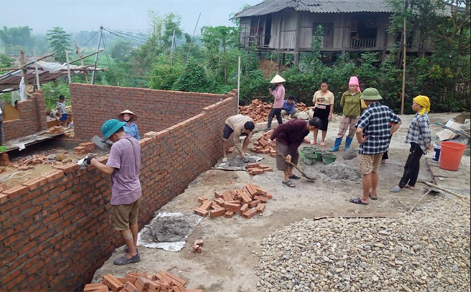 Người dân thôn Mường Chà, xã Hạnh Sơn (thị xã Nghĩa Lộ) giúp ngày công xây dựng nhà cho hộ nghèo.