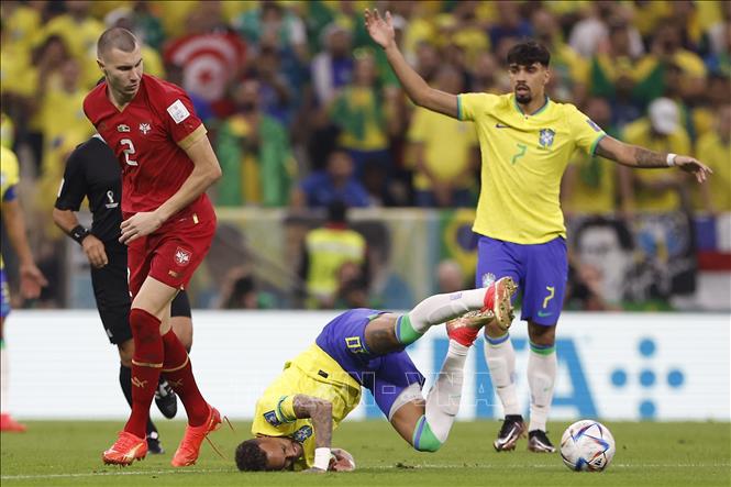 Tiền đạo Brazil Neymar (giữa) bị đốn ngã trong một pha đi bóng trong trận đấu.