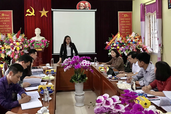 Đồng chí Hoàng Thị Lan Hương - Trưởng ban Văn hoá - Xã hội HĐND tỉnh, trưởng đoàn giám sát phát biểu tại buổi làm việc. 
