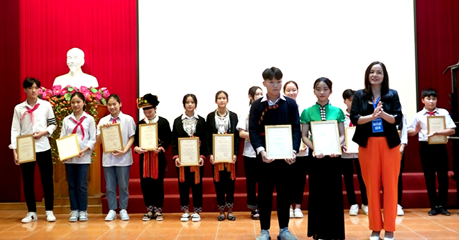 Lãnh đạo Phòng Giáo dục và Đào tạo huyện Văn Yên trao giải nhất cho học sinh trường TH & THCS Tân Hợp.