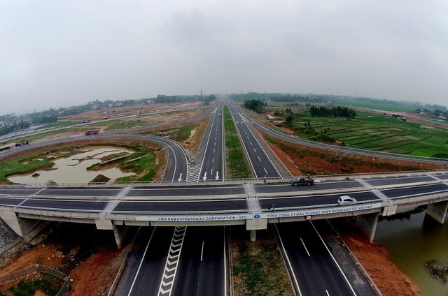 Tuyến cao tốc Hà Giang – Yên Bái – Hà Nội – Lào Cai với nút giao trực tiếp tại Lục Yên sẽ là động lực phát triển kinh tế của huyện, tiến đến thành lập thị xã Lục Yên.