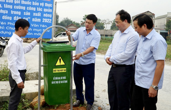 Đồng chí Giàng A Câu (thứ 2, phải sang) - Chủ tịch Hội Nông dân tỉnh kiểm tra mô hình nông dân tham gia bảo vệ môi trường tại xã Yên Phú, huyện Văn Yên.
