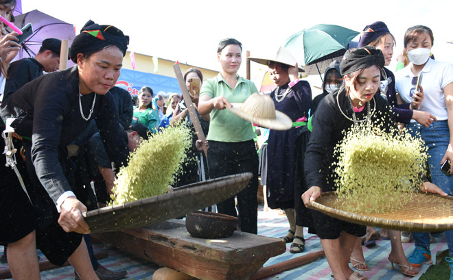 A “com” (young sticky rice flakes) making competition at the Cac Keng Festival in Khanh Thien commune, Luc Yen district.