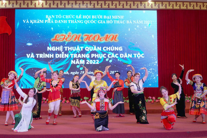 A dance themed solidarity of Mong Son commune.