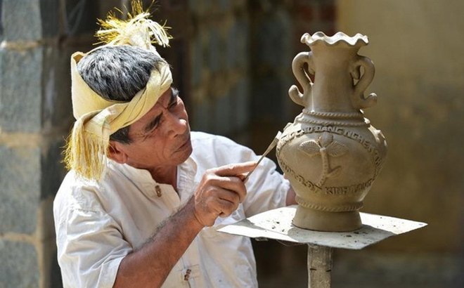 Nghệ nhân làm gốm ở làng Bàu Trúc, tỉnh Ninh Thuận.