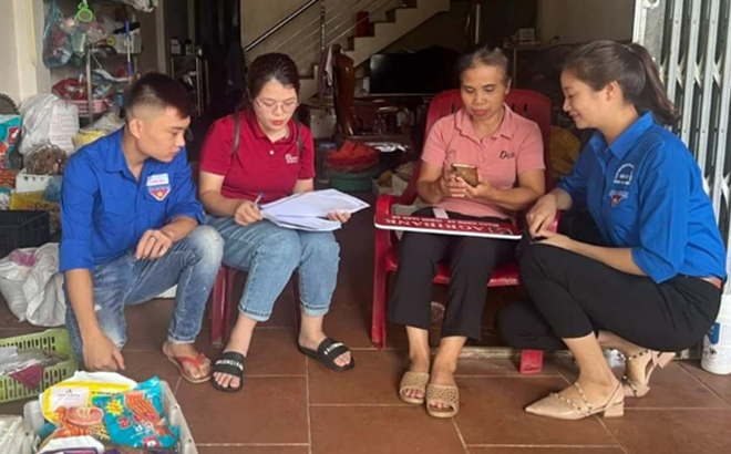 Đoàn thanh niên xã Yên Bình phối hợp với Chi đoàn Phòng Giao dịch Ngân hàng Nông nghiệp và Phát triển nông thôn Yên Bình hỗ trợ người dân địa phương cài đặt và sử dụng phương thức thanh toán không dùng tiền mặt.