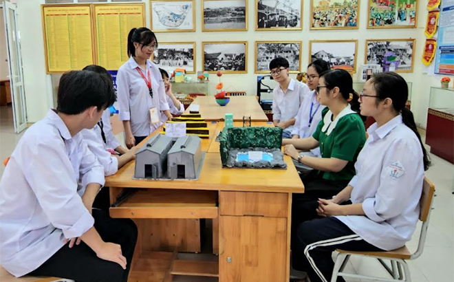 Hoạt động ngoại khóa của Câu lạc bộ Lịch sử Trường THPT Chuyên Nguyễn Tất Thành qua mô hình STEM.