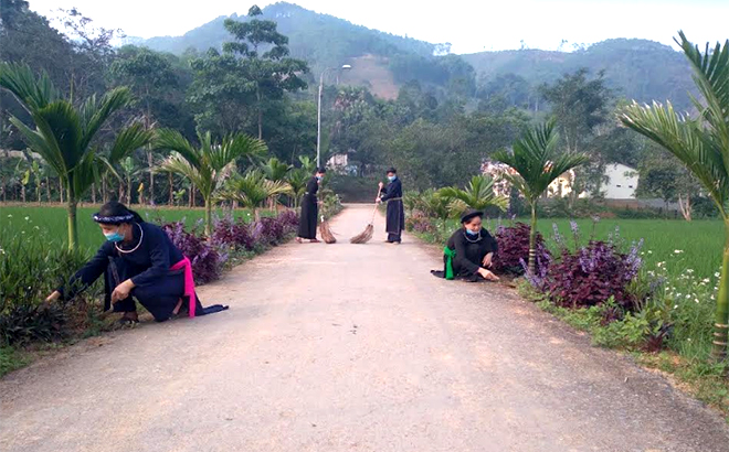 Hội viên Chi hội Phụ nữ thôn Bản Vần tham gia vệ sinh đường làng tạo cảnh quan sạch đẹp.