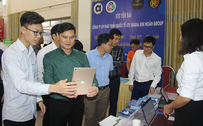 Delegates visits an area exhibiting digital platforms and products, and digital transformation solutions
