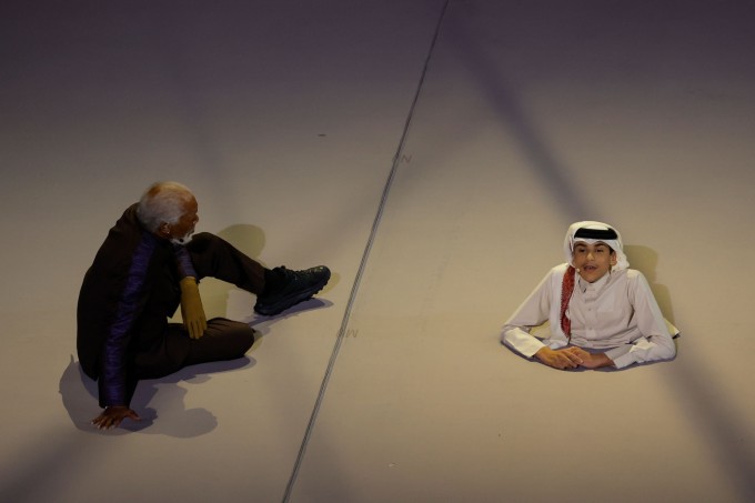 Ghanim Al Muftah (phải) và diễn viên gạo cội Morgan Freeman tại lễ khai mạc World Cup 2022 ở Qatar, ngày 20/11. Ảnh: AFP.