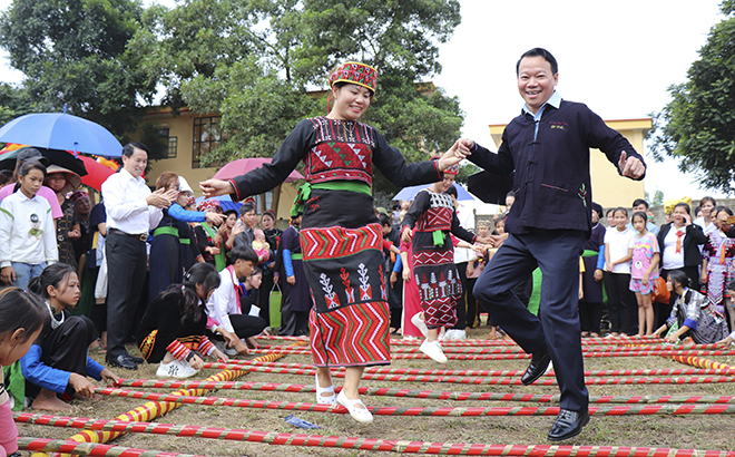 Secretary of the provincial Party Committee Do Duc Duy and delegation join in activities of the Festival of National Great Solidarity of ethnic groups in Chau Que Thuong commune, Van Yen district.
