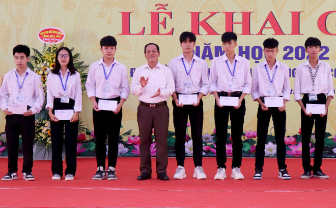 Chủ tịch Hội Khuyến học tỉnh Triệu Tiến Thịnh trao quà cho học sinh có hoàn cảnh khó khăn vươn lên trong học tập của Trường THPT Hoàng Quốc Việt nhân dịp khai giảng năm học mới 2022 - 2023.
