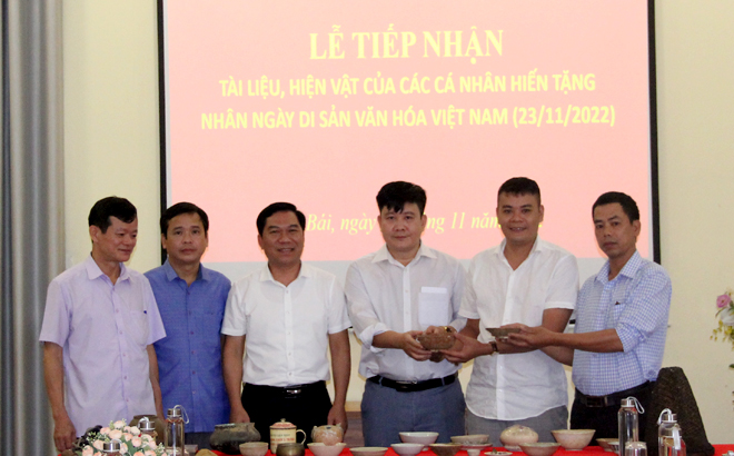 Donators hand over the objects to the Museum of Yen Bai province.