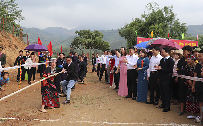 Tug of war games at the Great National Solidarity Festival of ethnic minorities in Chau Que Thuong commune, Van Yen district.