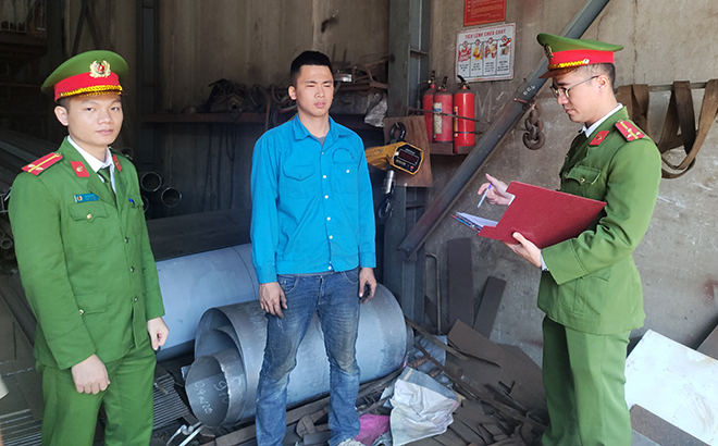 Cán bộ Công an phường Hồng Hà kiểm tra, đôn đốc công tác phòng cháy, chữa cháy tại hộ gia đình kết hợp nhà ở với sản xuất, kinh doanh trên đường Nguyễn Thái Học.