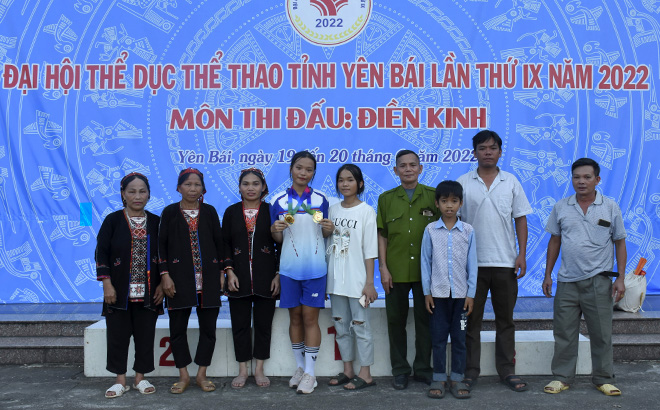 Vận động viên Hoàng Thị Chúc vui cùng gia đình khi đoạt 2 huy chương Vàng tại Đại hội Thể dục Thể thao tỉnh lần thứ IX năm 2022.