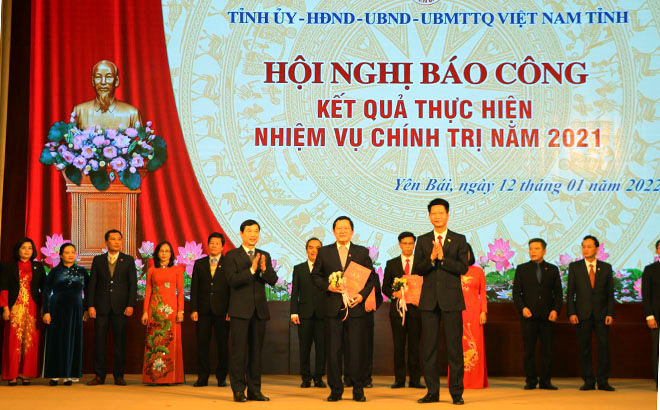 Đồng chí Vương Văn Bằng thay mặt Sở Giáo dục và Đào tạo nhận khen thưởng đã có thành tích xuất sắc trong thực hiện Chương trình hành động số 18 của Tỉnh ủy.
