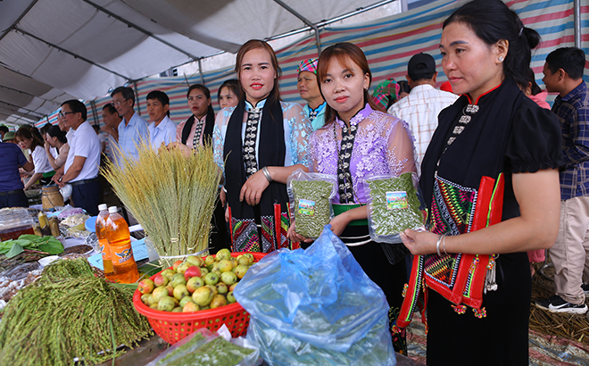 Gian hàng giới thiệu các sản phẩm đặc trưng tại Lễ hội Cốm Tú Lệ, xã Tú Lệ, huyện Văn Chấn.