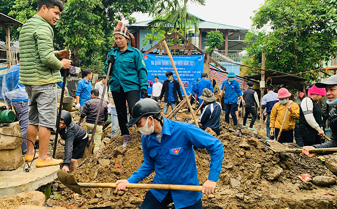 Các tổ chức thành viên Ủy ban Mặt trận Tổ quốc thị xã Nghĩa Lộ tham gia làm nhà “Mái ấm tình thương” cho hộ nghèo.