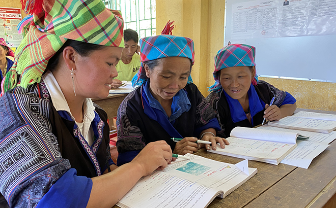Đến năm 2022, tỉnh Yên Bái được Bộ Giáo dục và Đào tạo công nhận đạt chuẩn phổ cập giáo dục tiểu học mức độ 3. Trong ảnh: Lớp xóa mù chữ tại xã Dế Xu Phình, huyện Mù Cang Chải.