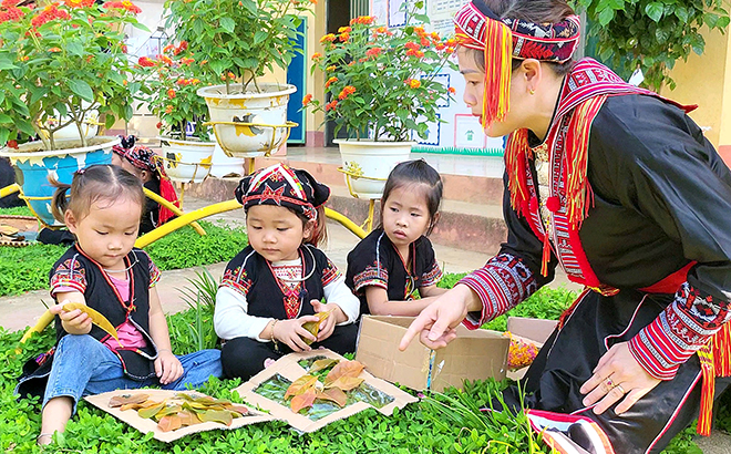 Cô và trò Trường Mầm non Phúc Lợi, xã Phúc Lợi, huyện Lục Yên trong khu vực vườn cổ tích.