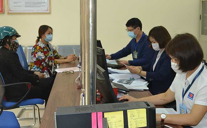 Cán bộ phường Hồng Hà giải quyết thủ tục cho nhân dân tại bộ phận hành chính công.