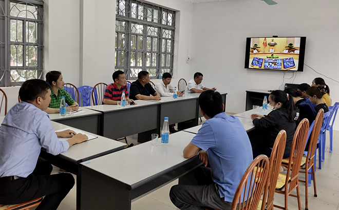 Một cuộc họp trực tuyến tại UBND phường Pú Trạng, thị xã Nghĩa Lộ.