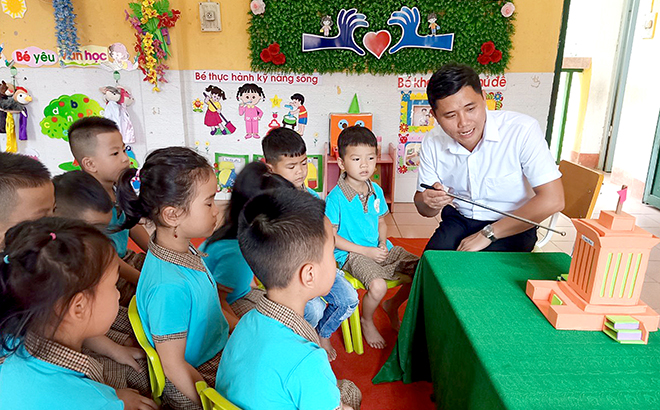 Thầy Vi Văn Phong luôn tạo được hứng thú cho các bé qua từng giờ học.