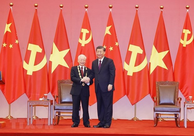 General Secretary of the CPC Central Committee and President of China Xi Jinping presents China's Friendship Order to General Secretary of the CPV Central Committee Nguyen Phu Trong.