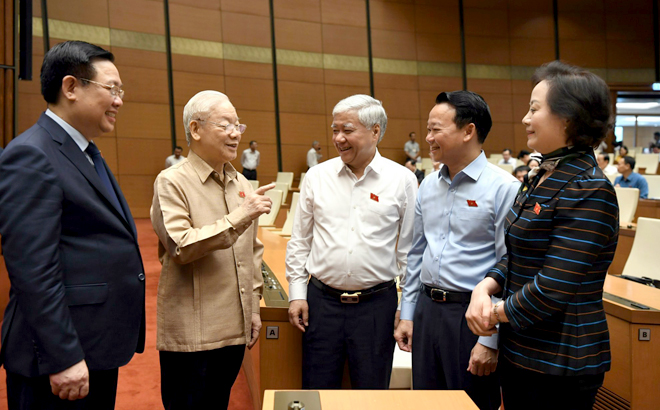 Bí thư Tỉnh ủy Đỗ Đức Duy - Trưởng đoàn đại biểu Quốc hội tỉnh Yên Bái (thứ hai bên phải) và các đại biểu Quốc hội cùng trao đổi với Tổng bí thư Nguyễn Phú Trọng và Chủ tịch Quốc hội Vương Đình Huệ bên lề phiên làm việc sáng 1/11.