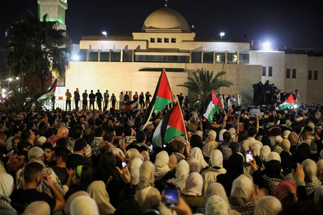 Đám đông biểu tình phản đối Israel tại thủ đô Amman, Jordan.